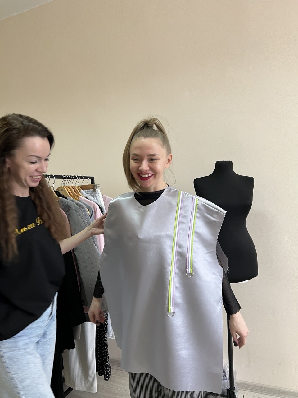 Преподаватель и ученица примеряют собранное изделие в студии